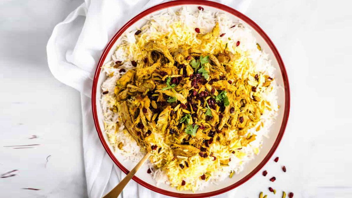 طرز تهیه زرشک پلو با مرغ ریش ریش مجلسی به ۳ روش