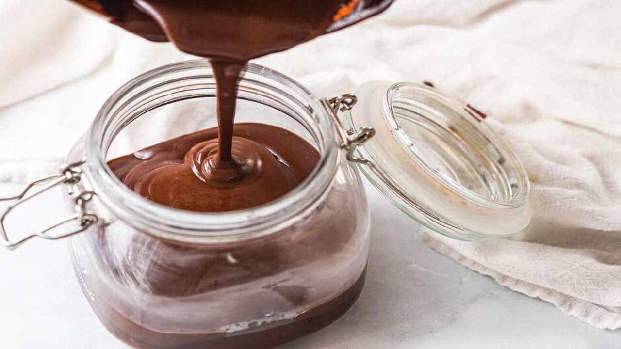 طرز تهیه سس شکلاتی براق برای روی کیک به سبک قنادی
