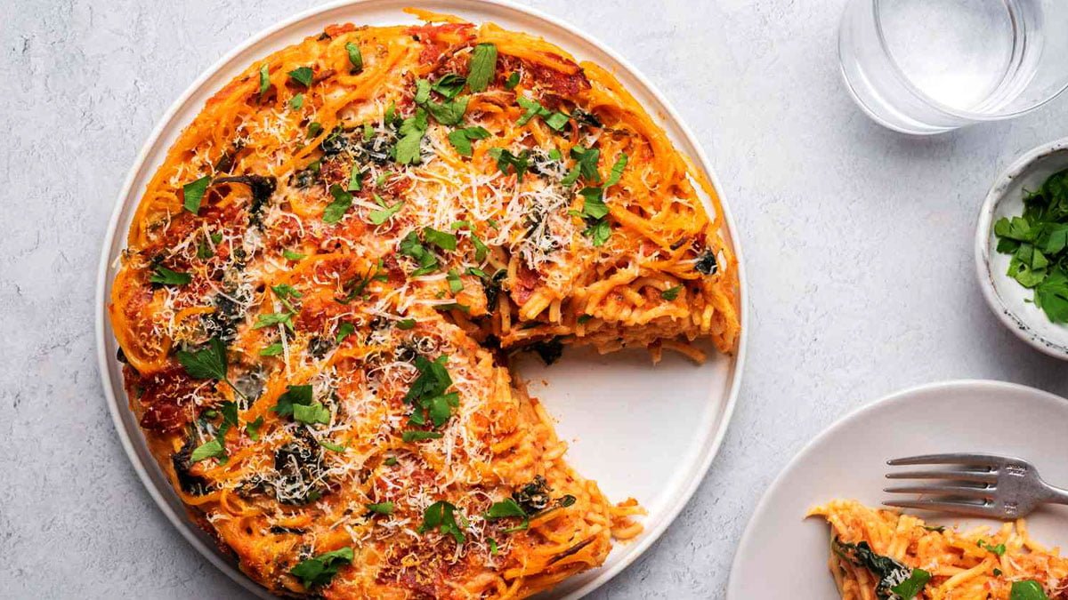 طرز تهیه پیتزای ماکارونی بدون فر و در خانه