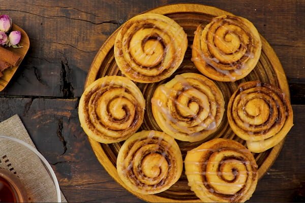 طرز تهیه رول دارچین با شیر بادام، شیرینی مناسب گیاهخواران