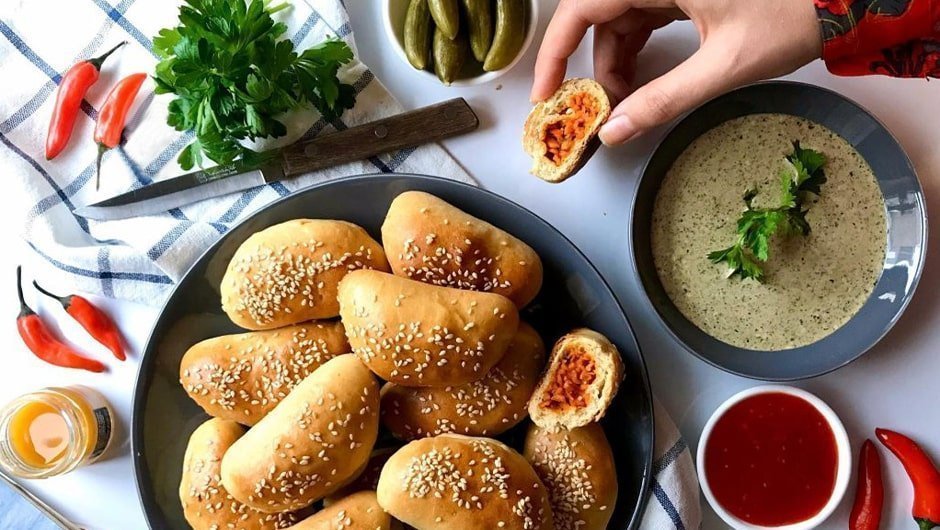 طرز تهیه پیراشکی سوسیس بازاری در خانه و به سادگی