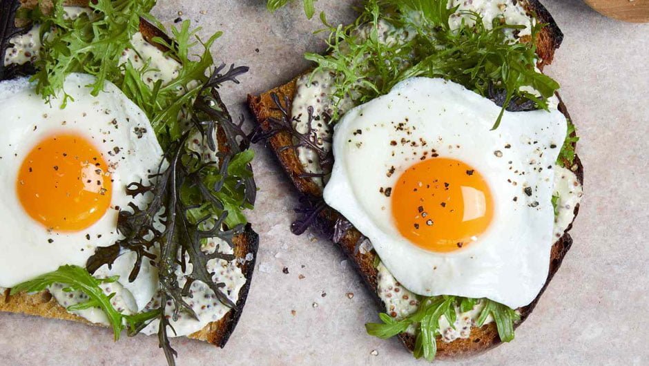 طرز تهیه نیمرو عسلی سریع، آسان و خوشمزه – تصویری