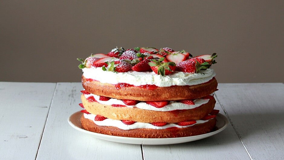 طرز تهیه کیک اسفنجی خامه‌ ای خانگی و خوشمزه