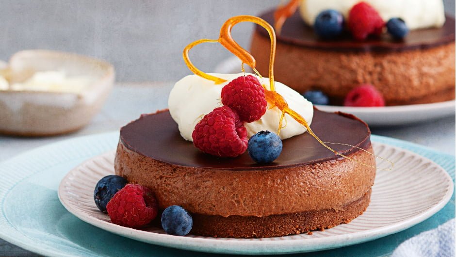 طرز تهیه کیک موس شکلاتی سه لایه به روشی آسان