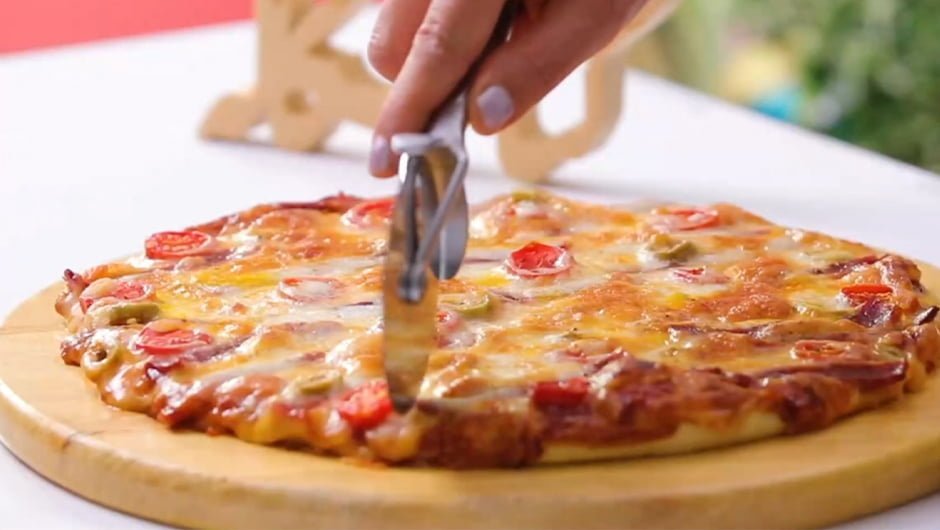 طرز تهیه پیتزا بیکن خانگی با ویدئو