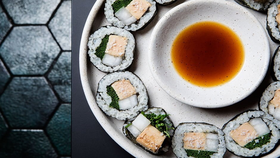 طرز تهیه سوشی کره ای یا کیمباپ همراه با دورچین‌های آن