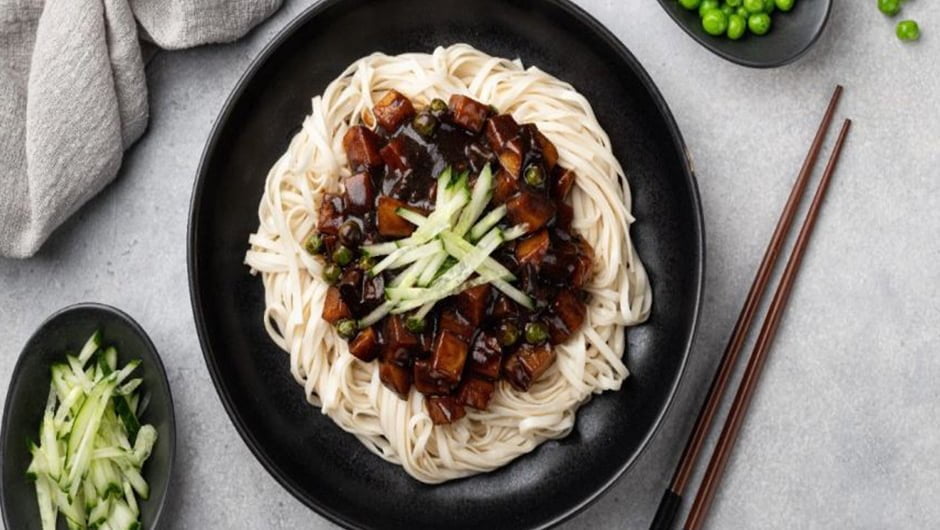 طرز تهیه غذای کره ای ساده جاجانگمیون یا نودل با سس لوبیای سیاه