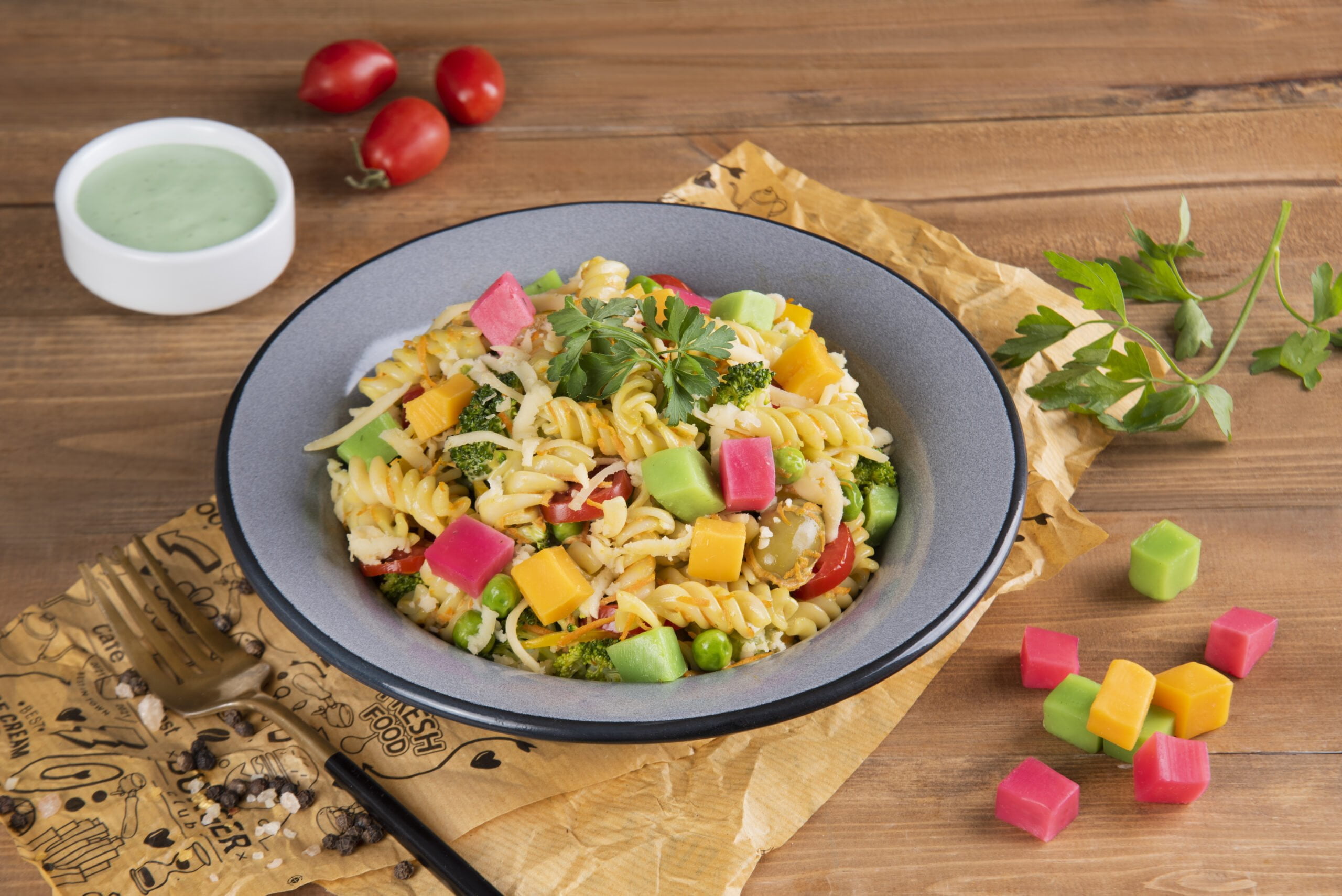 طرز تهیه سالاد پاستا با پنیر کیوب