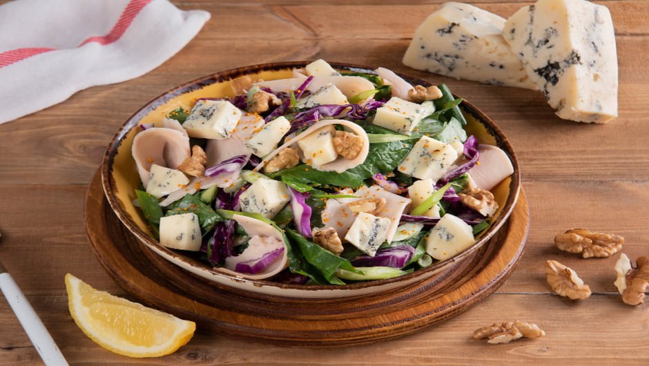 طرز تهیه سالاد اسفناج و پنیر بلوچیز