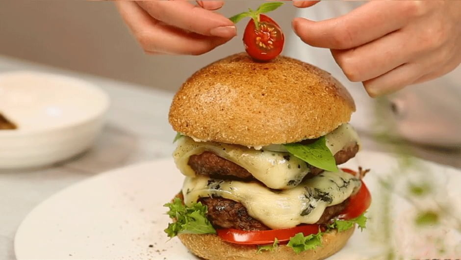 طرز تهیه همبرگر بلوچیز یا بلوچیز برگر خوشمزه