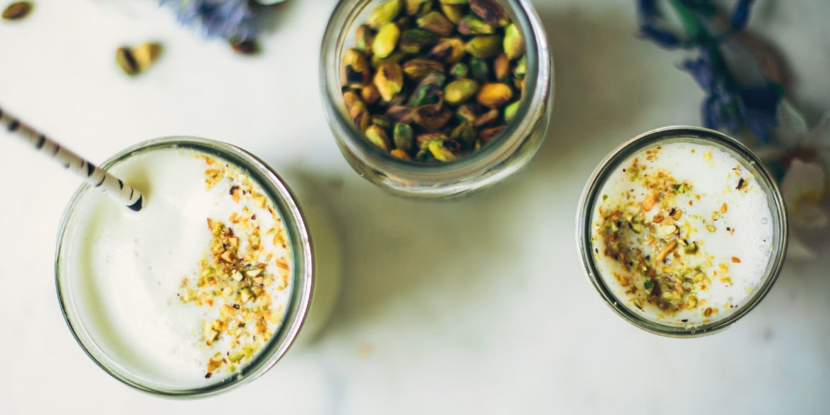 طرز تهیه شیر زعفران پسته ای مناسب روزهای سرد