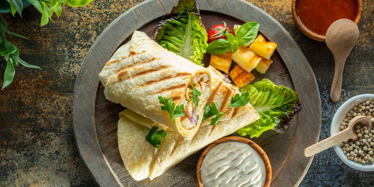 طرز تهیه شاورما مرغ با پنیر کبابی و سس اصیل طحینه