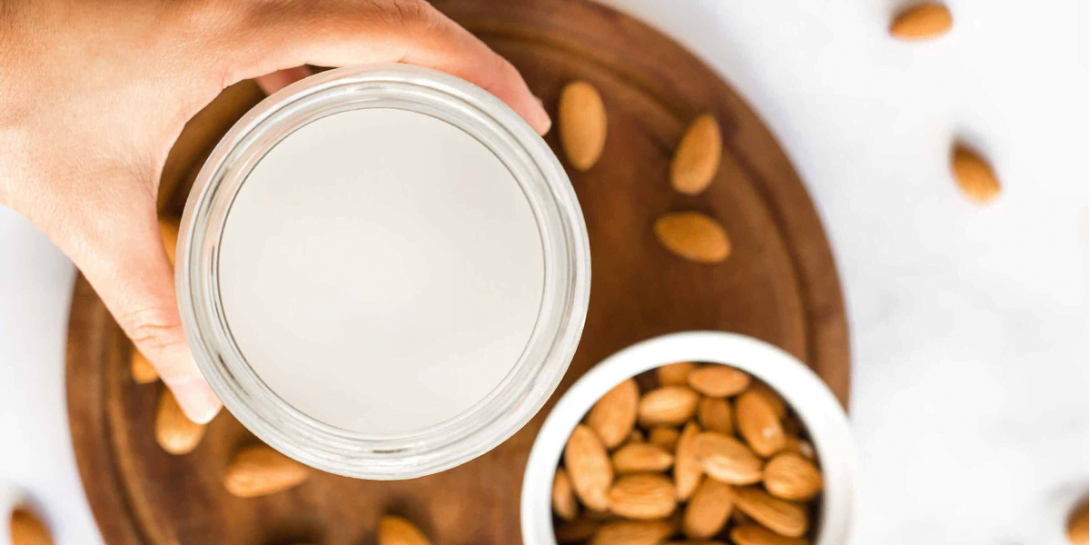 طرز تهیه شیر بادام خانگی و وگان