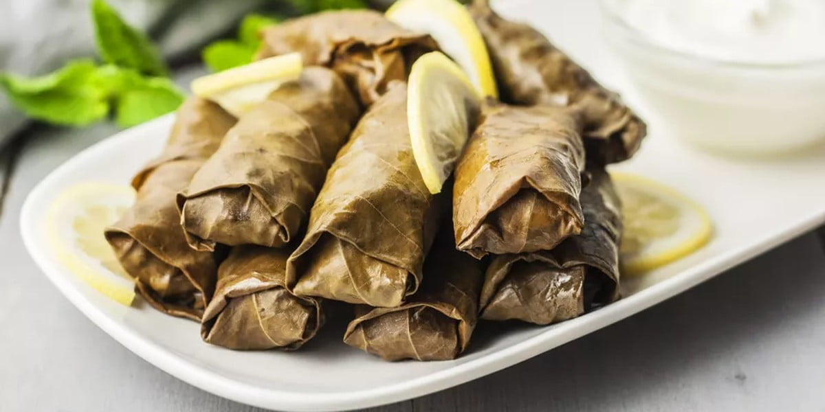 طرز تهیه دلمه برگ مو؛ همراه با سس مخصوص دلمه