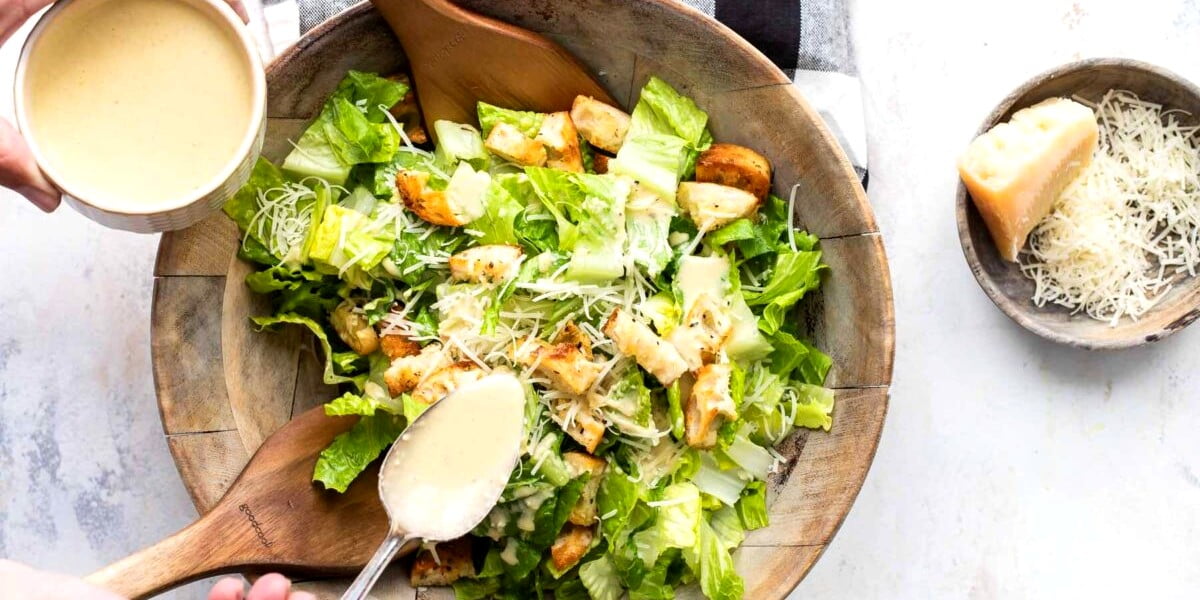 طرز تهیه سس سزار  خوشمزه‌تر برای سالاد سزا