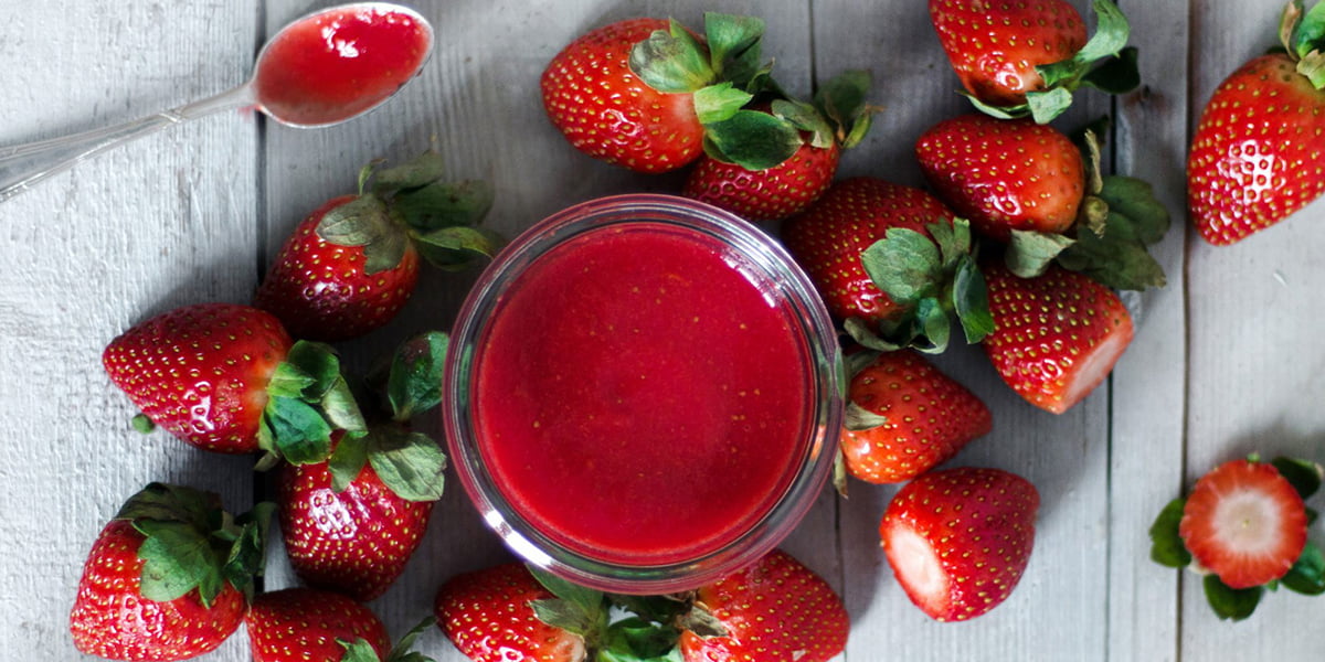 طرز تهیه سس توت فرنگی؛ سس خوشمزه برای روی بستنی یا وافل