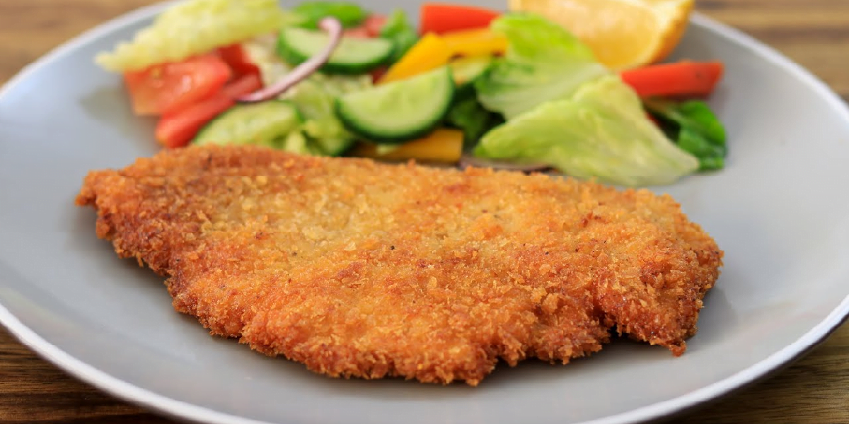 طرز تهیه شنیسل مرغ رژیمی و سالم در فر همراه با سالاد کلم