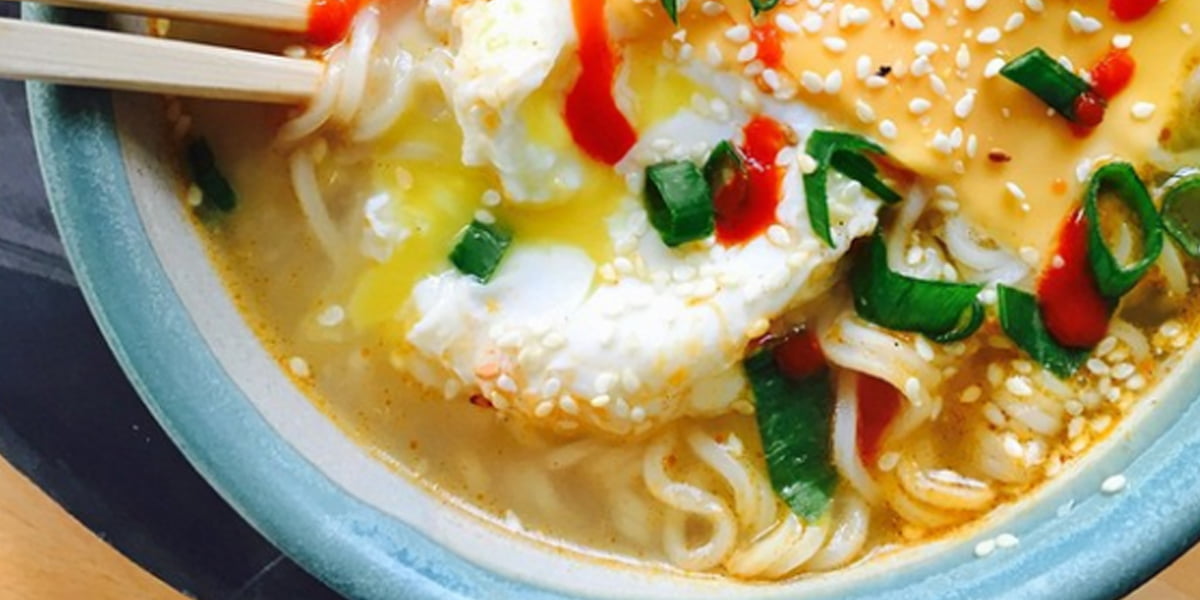 طرز تهیه نودل با پنیر پیتزا و تخم مرغ ؛ غذایی ساده و پرانرژی