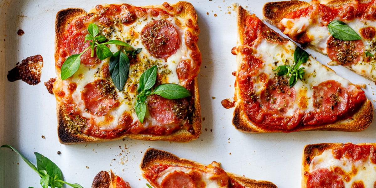 طرز تهیه پیتزا خانگی در توستر با طعم فست فودی