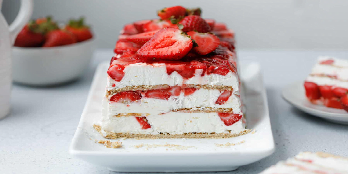 طرز تهیه کیک یخچالی با خامه و پنیر ؛ یک دسر خوشمزه با طعم توت فرنگی