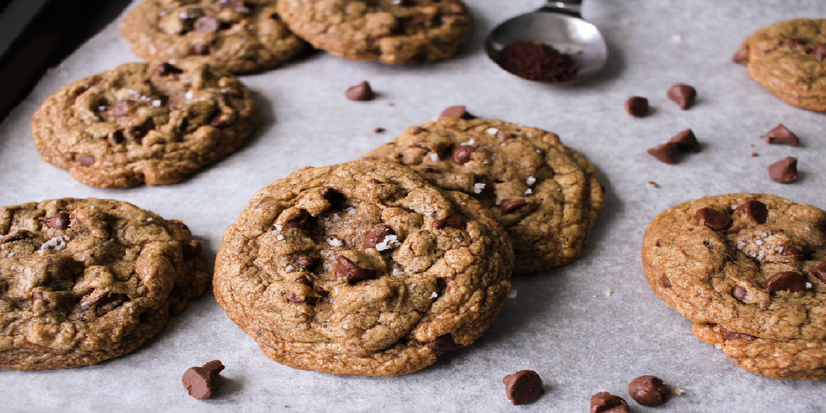 طرز تهیه بیسکوییت قهوه و شکلات چیپسی در خانه