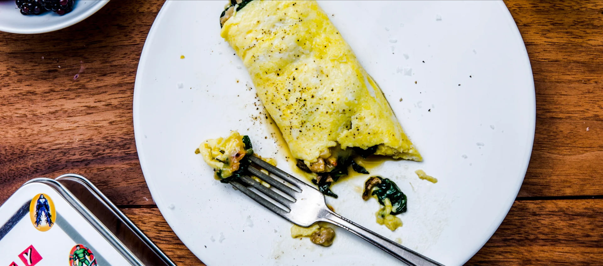 طرز تهیه املت سوسیس با پنیر بوترکیزه | یک صبحانه کامل و مقوی