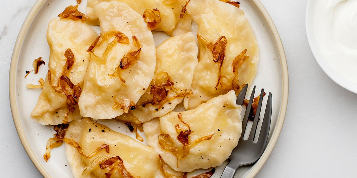 طرز تهیه پیروگی لهستانی خوشمزه با فیلینگ سیب‌زمینی پنیری