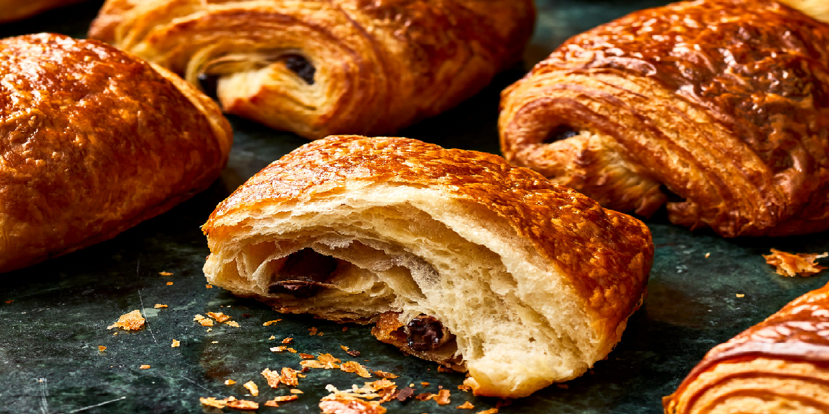 طرز تهیه کروسان شکلاتی کلاسیک در خانه با تمام نکات ریز و درشت