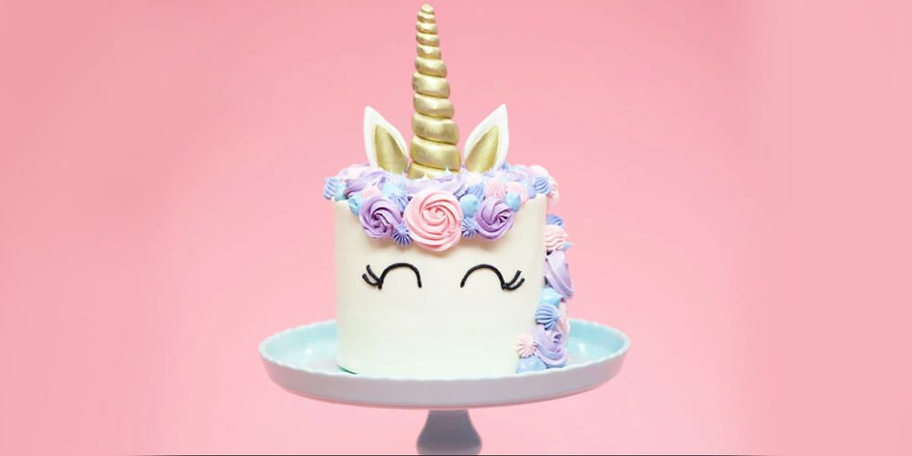 طرز تهیه کیک تولد تک شاخ خامه‌ای