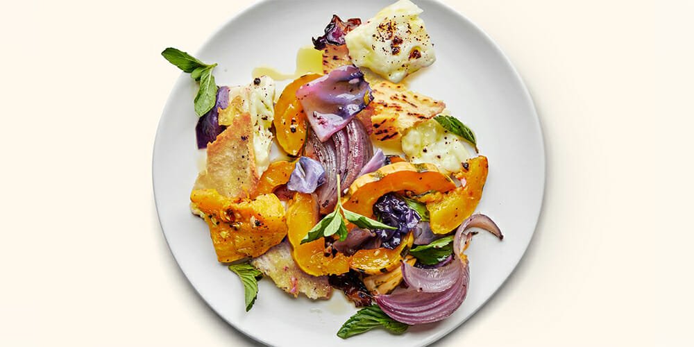 طرز تهیه سالاد گرم زمستانی با پنیر کبابی؛ پیش غذایی مناسب گیاهخواران