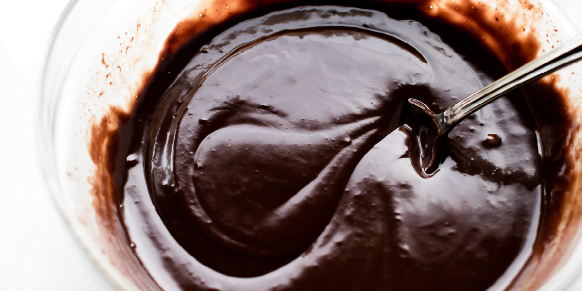 طرز تهیه گاناش شکلاتی یا سس شکلات برای تزئین روی کیک