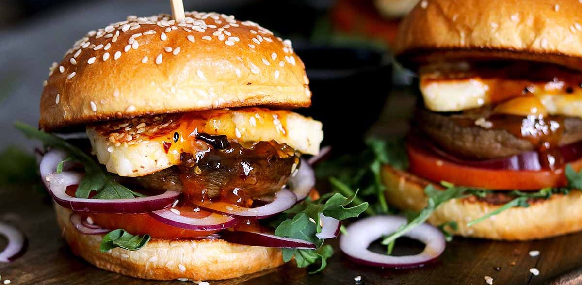 طرز تهیه برگر با پنیر کبابی؛ یک ساندویچ مقوی و پرانرژی