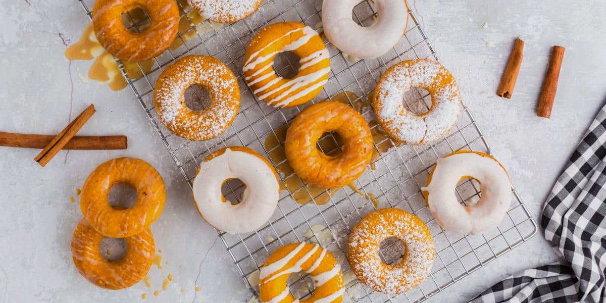 طرز تهیه دونات کدو حلوایی در فر ؛ یک میان‌وعده پاییزی