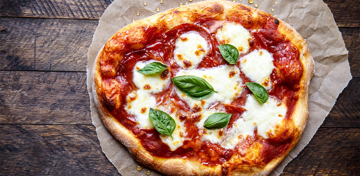 طرز تهیه پیتزا سالامی خوشمزه با چاشنی متفاوت فلفل و عسل