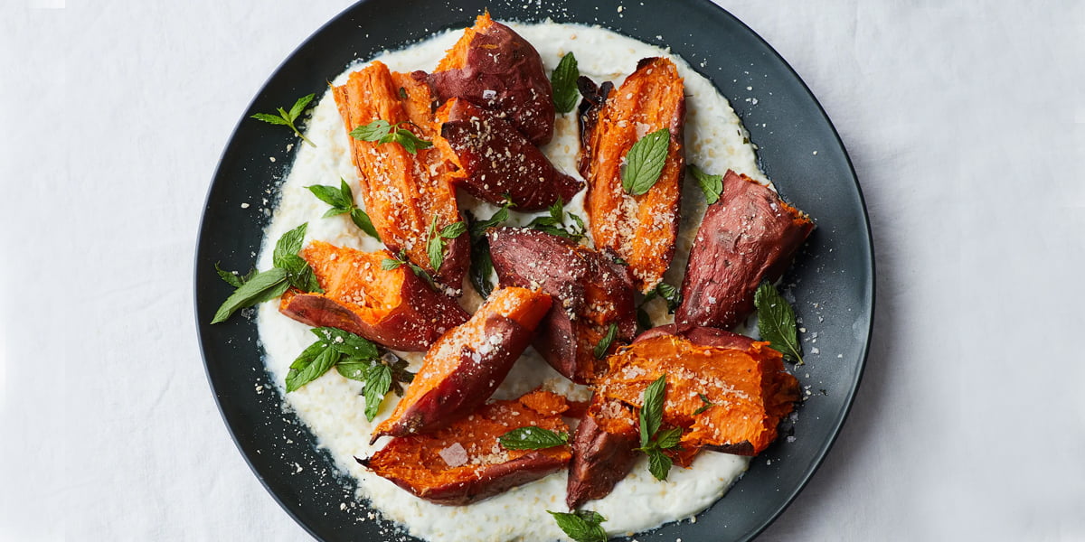 طرز تهیه سیب زمینی شیرین کبابی با ماست و نعنا، یک پیش‌ غذای سالم و خوشمزه