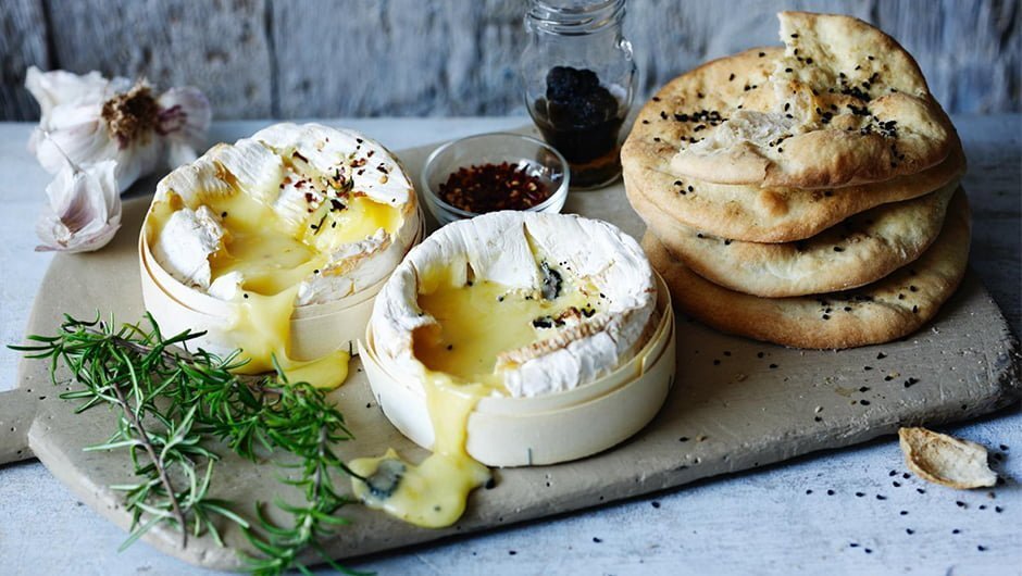 طرز تهیه فوندوی پنیر کممبر؛ پیش‌غذای سوئیسی همراه با ویدیو