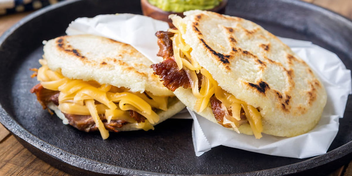 طرز تهیه نان ذرت کلمبیایی گریل شده و خوشمزه یا آرپاس