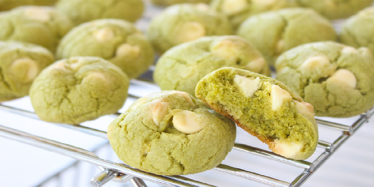 طرز تهیه بیسکویت چای سبز ماچا؛ یک کوکی خوشمزه با شکلات سفید