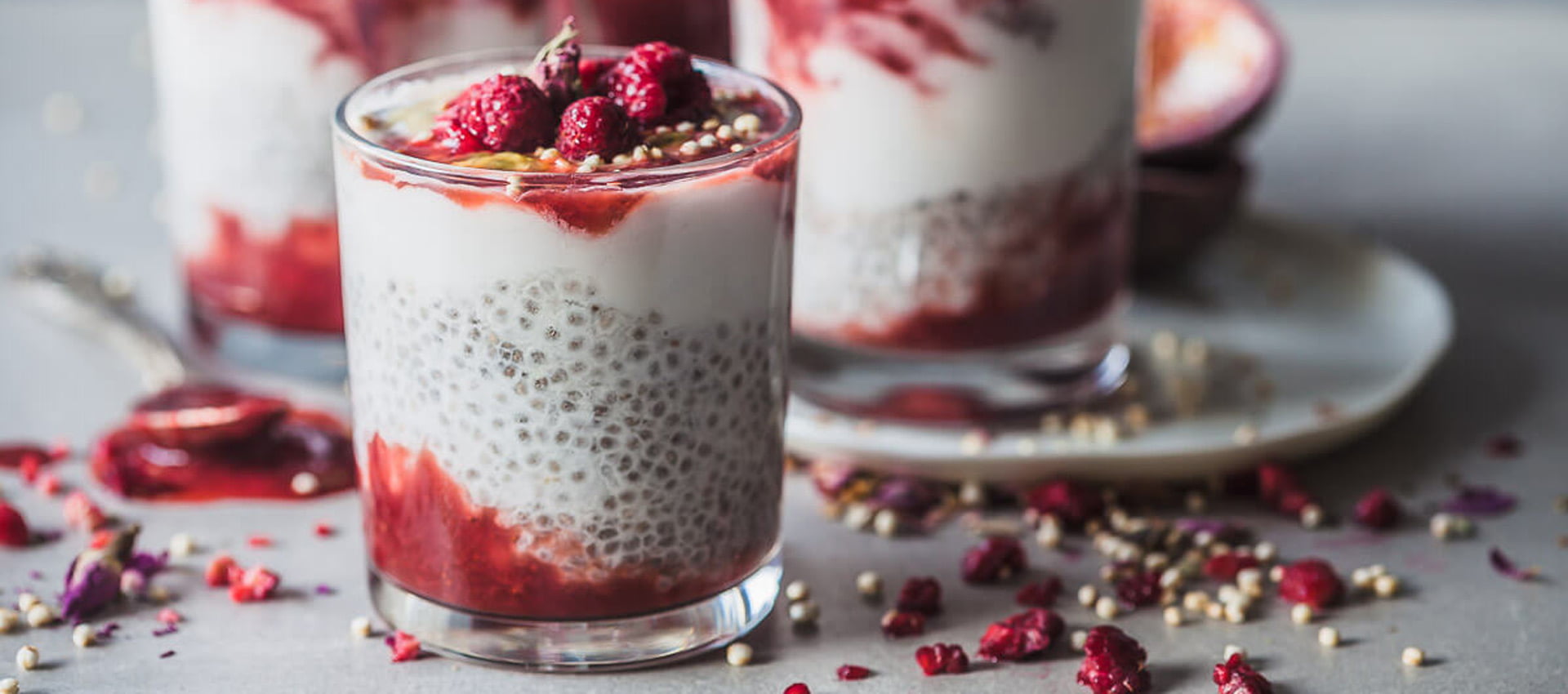 طرز تهیه پودینگ چیا با پوره توت‌فرنگی