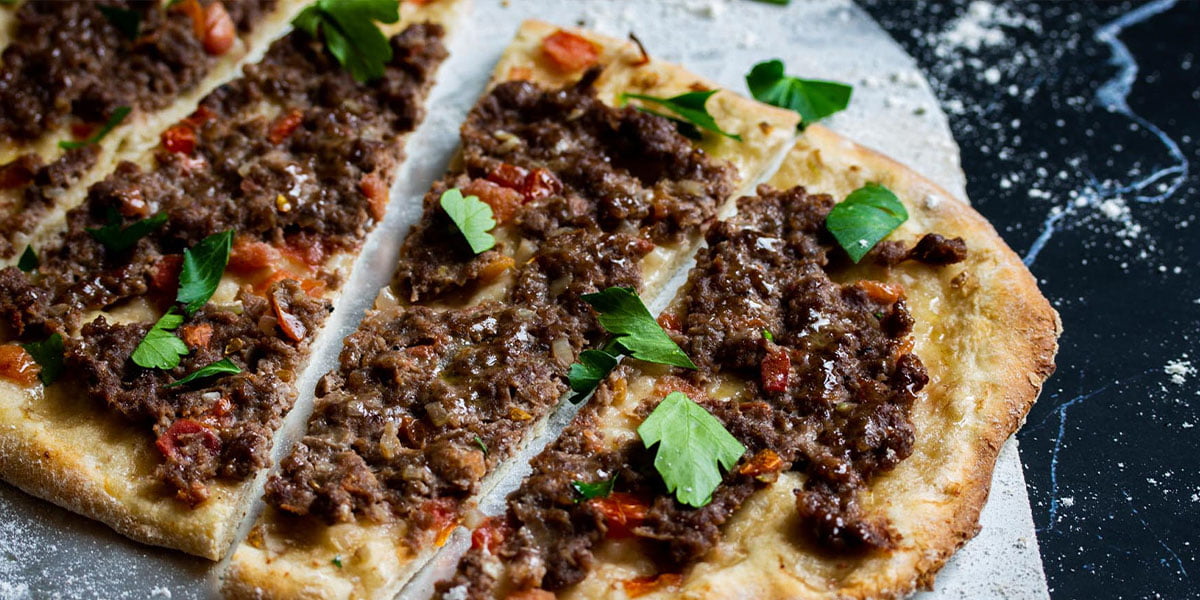 طرز تهیه لاه ماجون ؛ یک پیتزای مدیترانه‌ای خوشمزه با گوشت