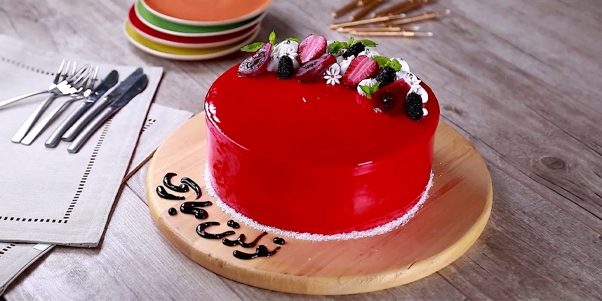 طرز تهیه کیک تولد توت‌فرنگی همراه ویدیو