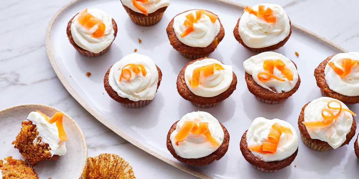 طرز تهیه مینی کیک هویج با سس پنیر خامه‌ای