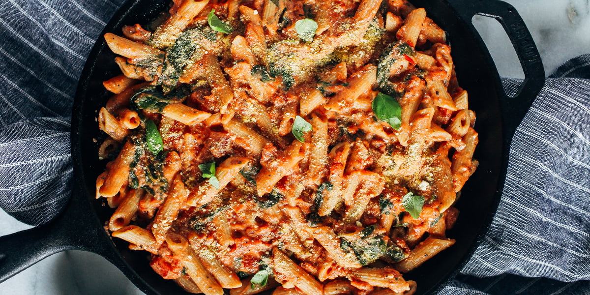 طرز تهیه پاستا اسفناج با سس گوجه فرنگی چیلی