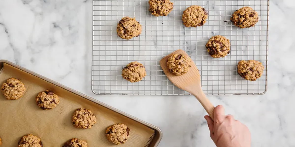 طرز تهیه بیسکویت خانگی سالم با جو دو سر و شکلات