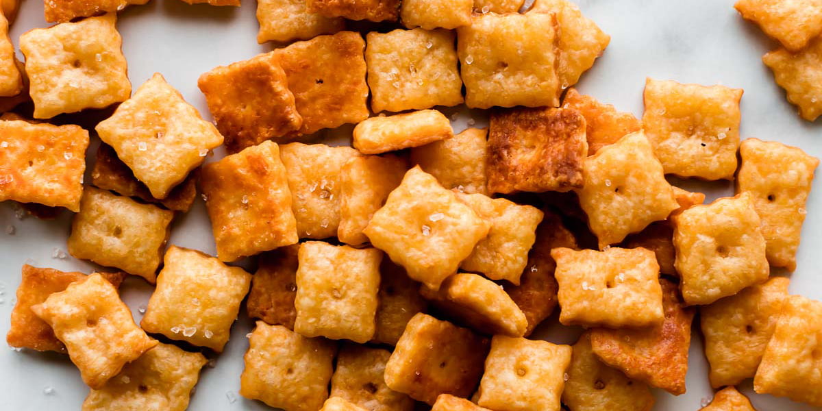 طرز تهیه کراکر پنیری خانگی برای بچه ها