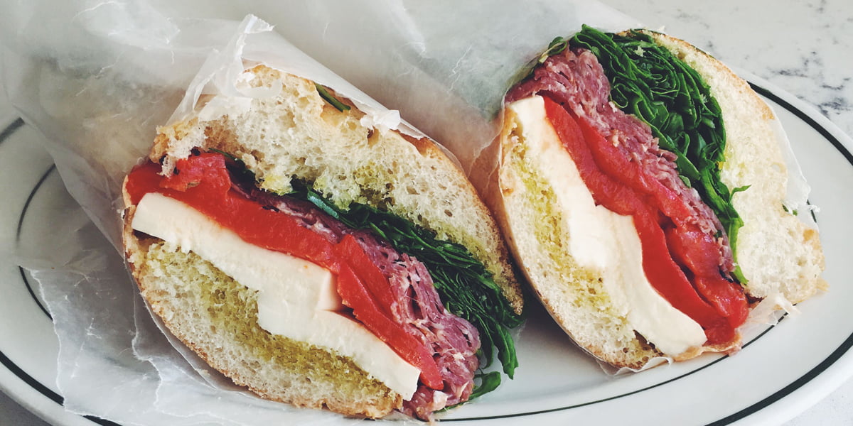 طرز تهیه ساندویچ سرد ژامبون سالامی با پنیر موزارلا