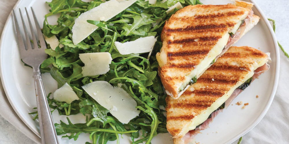 طرز تهیه ساندویچ ژامبون سالامی با پنیر موزارلا ؛ یک غذای تو راهی