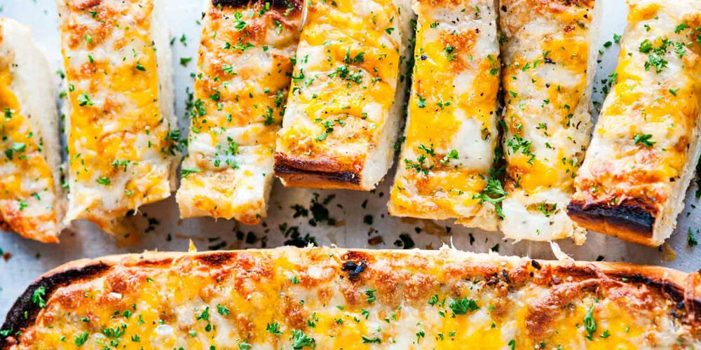 طرز تهیه نان سیر پنیری با ترکیب سه پنیر پرطرفدار