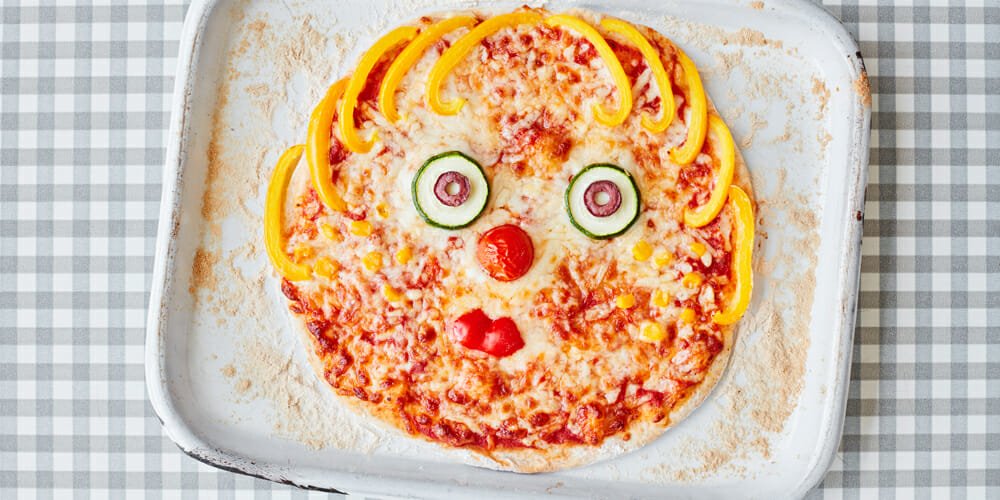 طرز تهیه پیتزا سبزیجات خانگی با تزیین کودکانه