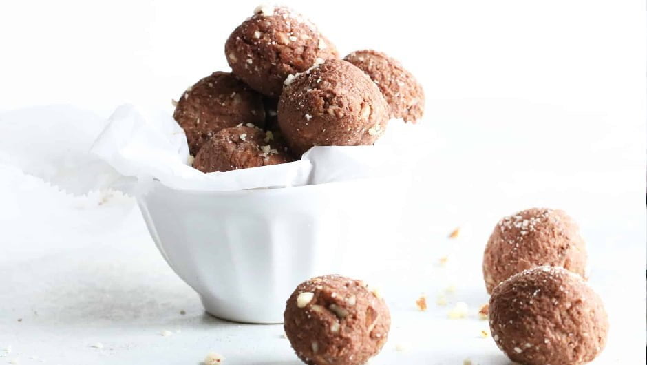 طرز تهیه دسر ترافل شکلاتی مغزدار مناسب کودکان